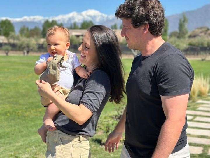 Ângela Suaiden com o marido e o filho ao ar livre
