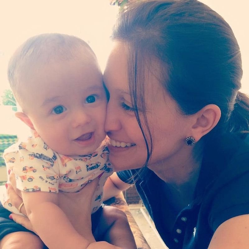 Letícia rosto a rosto com o filho Dudu, os dois sorrindo