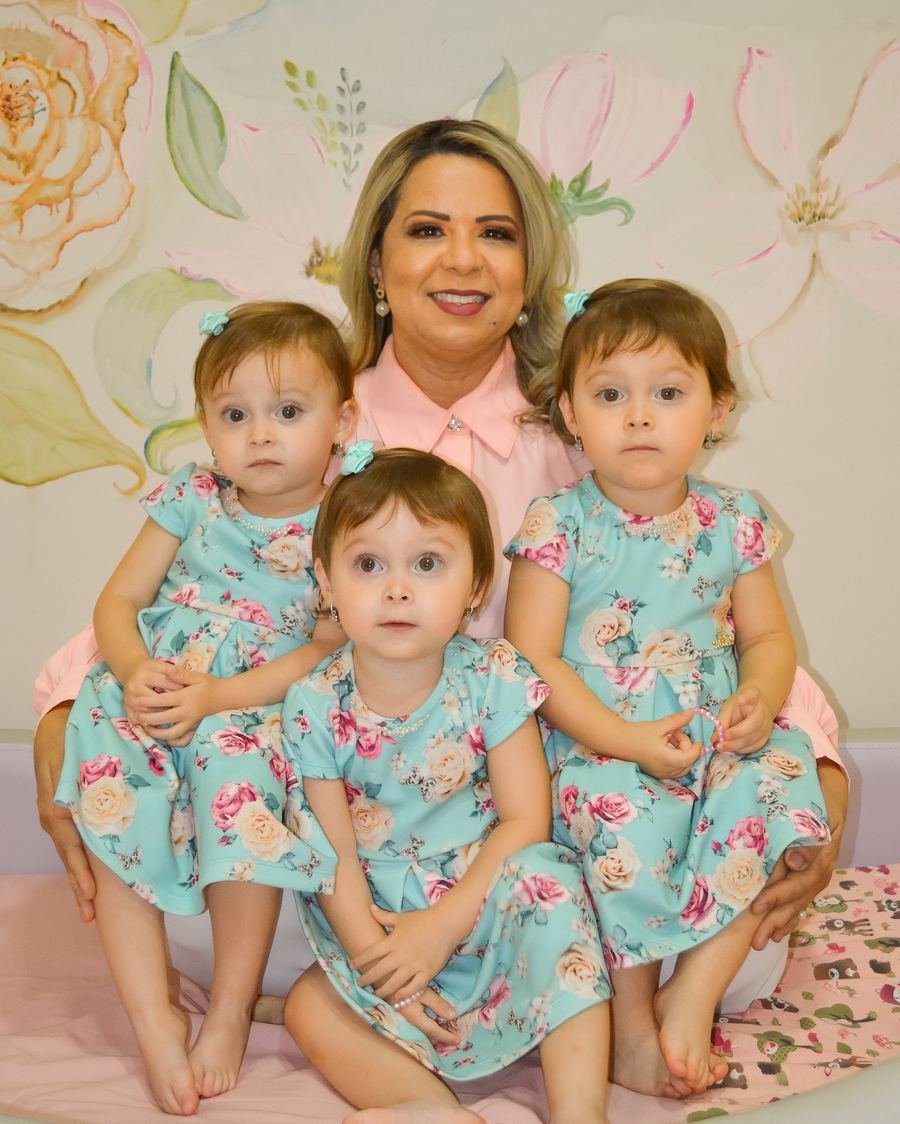 Ana Fernandes com as trigêmeas que ela ajudou a dormir
